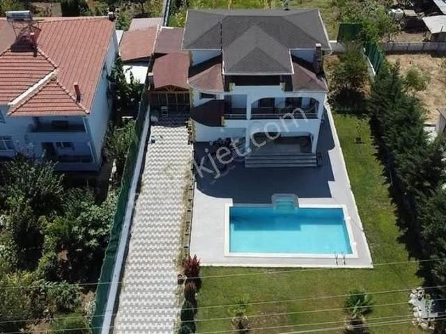 Karalarçiftliğinde Triplex Villa