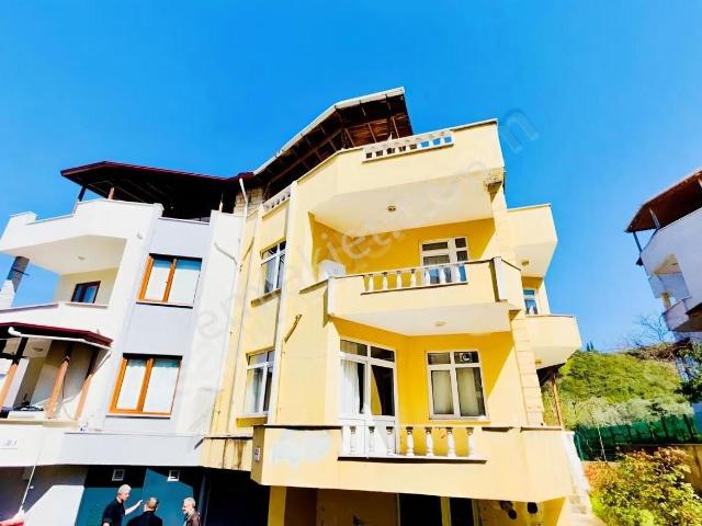 Karamürsel Dereköyde Deniz Manzaralı Bahçeli Ve Prestij Dolu