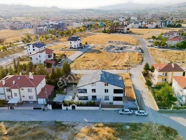 Karaseki'de Köşe Başı Dubleks 3 Katlı Villa
