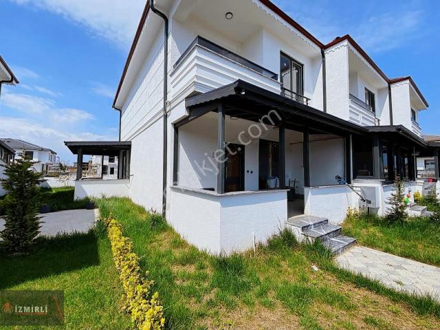 Karasu Aziziye 3+1 Havuzlu Verandalı 3+1 Satılık Dubleks Villa