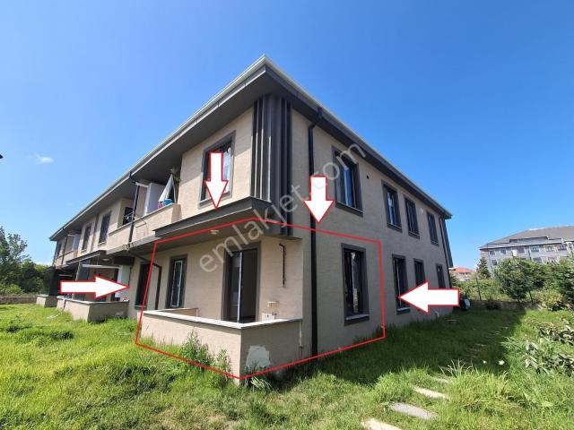 Karasu Aziziyede Havuz Cepheli 2+1 Giriş Kat Kiralık Daire