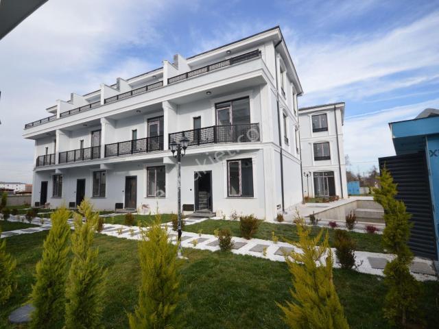 Karasu’da Satılık 3+1 Villa Modern Tasarımlı, Havuzlu