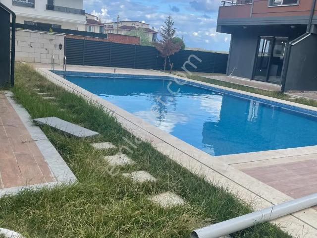 Karasu Kocaali'nde Havuzlu Lüks Sitede Satılık Villalar orta