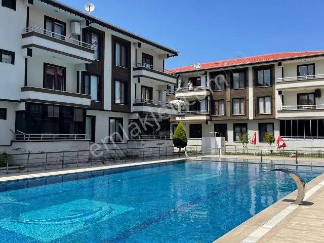 Karasu Merkezde Havuzlu Sitede Kiralık Boş 1+1 Daire