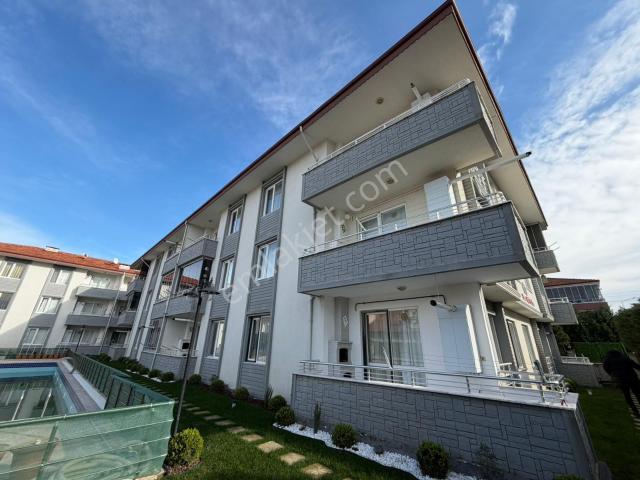 Karasu Sahilde Havuzlu Sitede Ful Eşyalı 1+1 Satılık Daire
