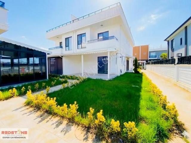 Karasu'da Aziziye'de Geniş Teraslı Verandalı Fırsat Villa