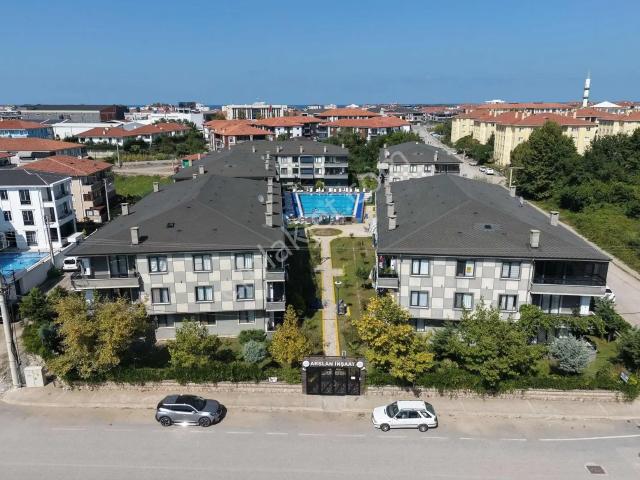 Karasu'da Havuzlu Sitede Eşyalı Kiralık 1+1