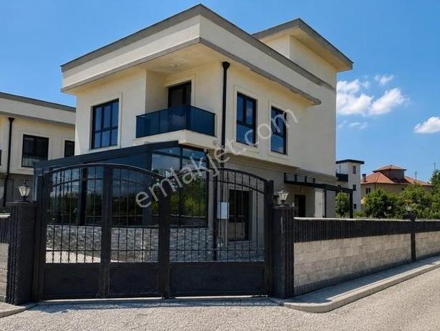 Karapınar'da Kiralık 4+1 Müstakil Villa