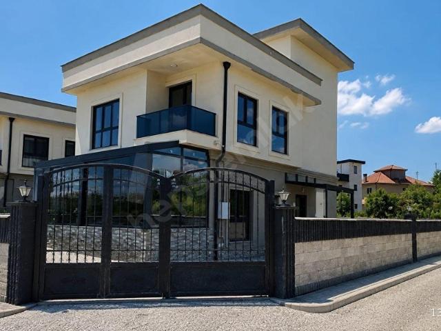 KARAPINAR'DA KİRALIK 4+1 MÜSTAKİL VİLLA