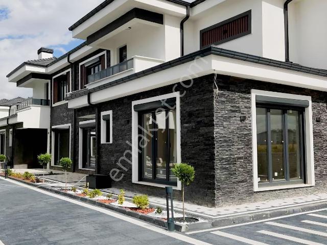 Karatay'da İstiklal Mah. Adliye Yakını 4+1 202m2 Satılık Villa