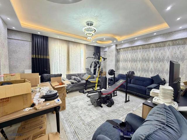 Karataşta Merkezi Konumda Geniş 3+1 Satılık Daire 145 M² Net