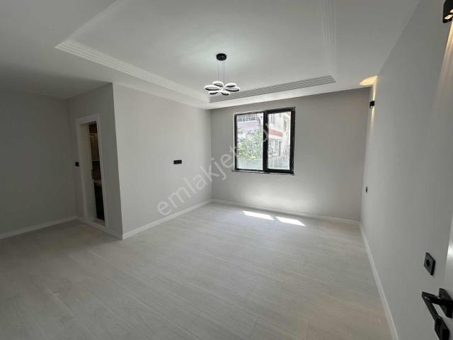 Karayelden Atatürkte Anafarta Okulunun Hemen Dibinde Kiralık 3+1