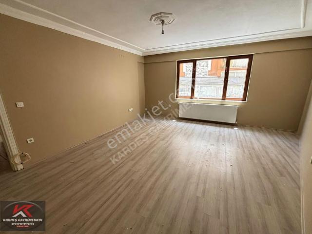 Kardeş'ten Çarşıya Yakın Kiralık 3+1 Daire | Boya Badanalı