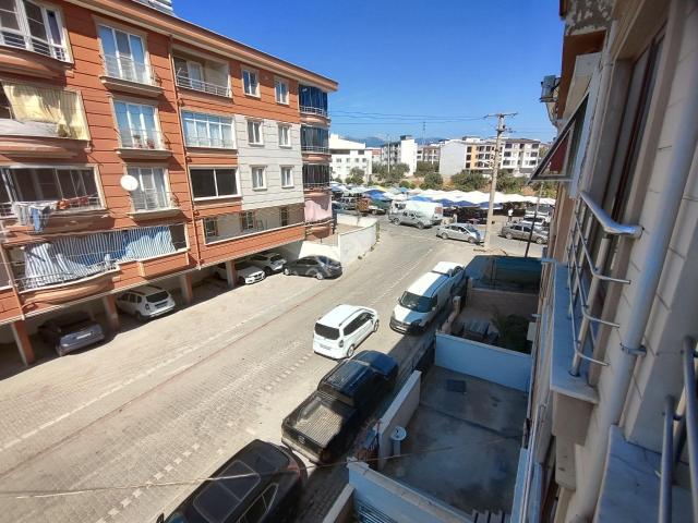 Kardeş'ten Edremit Cumartesi Pazarı Civarında Doğalgazlı Ayrı Mutfaklı Ara Kat Geniş 3+1 Daire