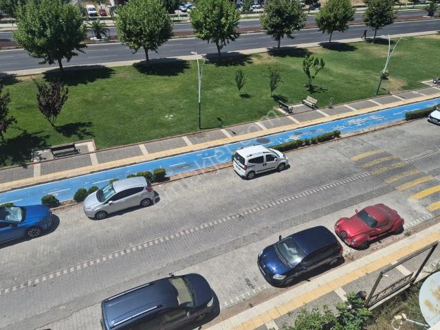 Kardeşten Edremit Hamidiye'de Yürüyüş Yoluna Cephe Ara Kat Geniş 3+1 Daire