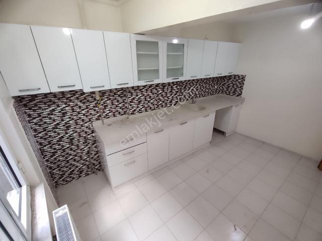 Kardeşten Edremit Merkezde Doğalgazlı Ayrı Mutfaklı Ara Kat Geniş 3+1 Daire