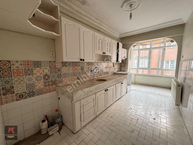 Kardeşten Salı Pazarında Merkezi Konumda Aydınlık Ve Ferah 2+1