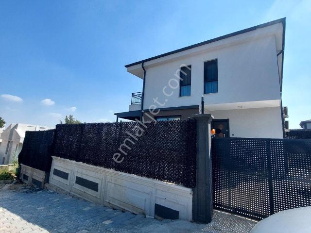 Kardeş Emlak Dan Doğalgazlı İskanlı Doğal Ortamda Yaşanacak Bir Villa
