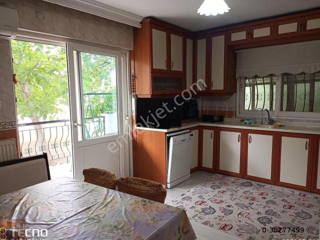 Kardeşköy De Satılık Bahçeli Tripleks Villa 408 Metrekare