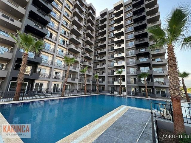 KARINCA'DAN ÇEŞMELİ'DE GİYİNME ODALI HAVUZLU 1+1 KÖŞE DAİRE !