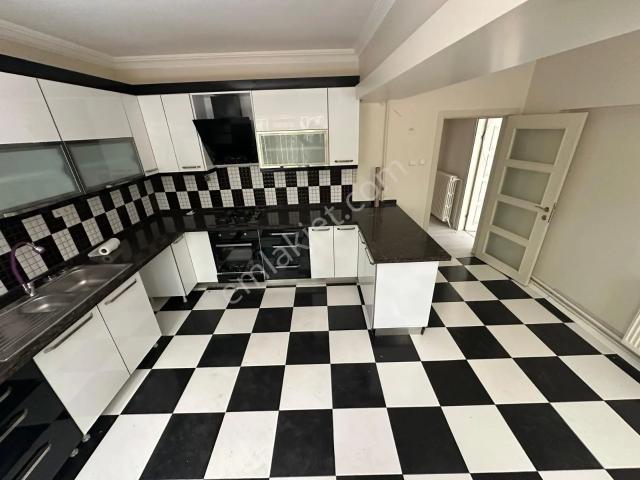 Kariyer'de Tepebaşın'da Kiralık 2+1 Yapılı Geniş Daire