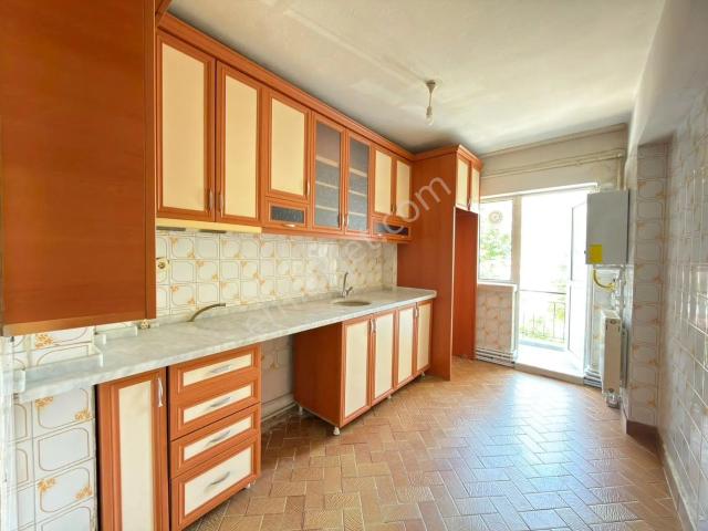 Kariyer'den Kuyuyazısı Cadde Yanı Arakatta Balkonlu 3+1 Kiralık