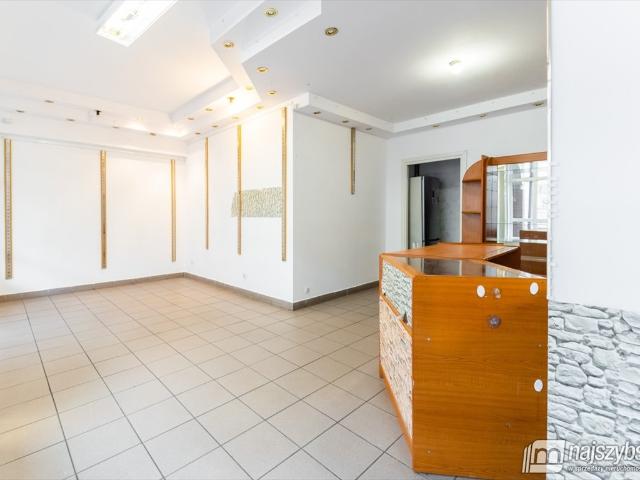 Lokal użytkowy w centrum Karlina, witryny, zaplecze polecam!