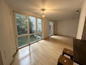 KARLSPLATZ IS CALLING: ruhige 2 Zimmer Wohnung mit Gemeinschaftsdachterrasse!