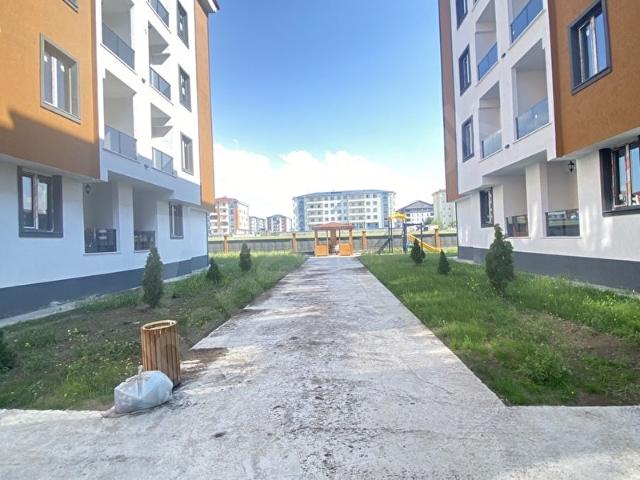 KARS YENİŞEHİRDE EMNİYET KARŞISI SİTE İÇİ LÜKS 2+1 ARA KAT YERDEN ISITMALI