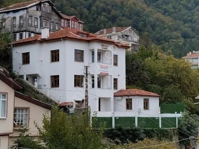 Kastamonu İnebolu Yukarı Hatıpbağı Mahallesi Nde 3 Katlı Satılık Konak