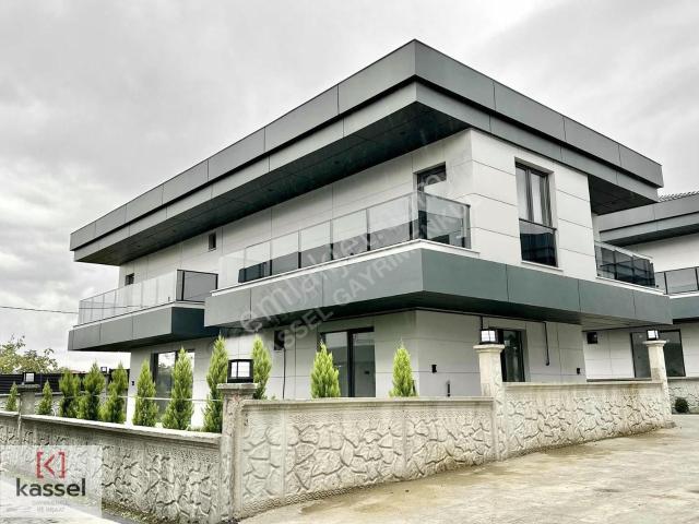 [kassel Yapı] Geniş Oturumlu Havuzlu Müstakil Bahçeli Villa