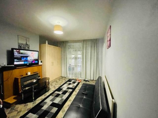 Katherine Road, East Ham E6, 2 bed flat to rent, £1,800 pcm | PrimeLocation