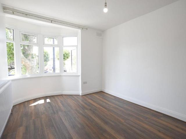 Katherine Road, Forest Gate, E7 3 bed flat to rent £2,400 pcm £554 pw