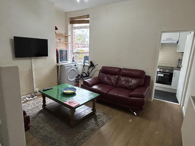 Kathleen Grove, Manchester M14 4 bed terraced house to rent £1,646 pcm £380 pw