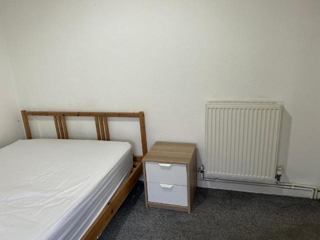 Kathleen Grove, Manchester M14 4 bed terraced house to rent £1,820 pcm £420 pw