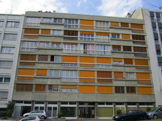 Kaution von ca. 60 m². Zugang zum Gelände über den Aufzug des Gebäudes, dann über 4 Stufen aufwärts