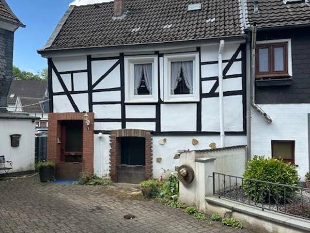 Kaum zu glauben aber wahr: großer Garten mit Haus mitten im historischen Ortskern von Gräfrath!
