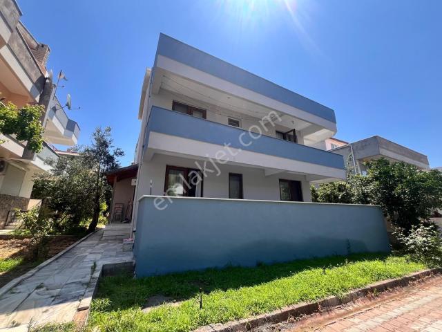 Kavuşturan Emlak'tan Güre'de Denize Yakın Havuzlu Satılık Villa