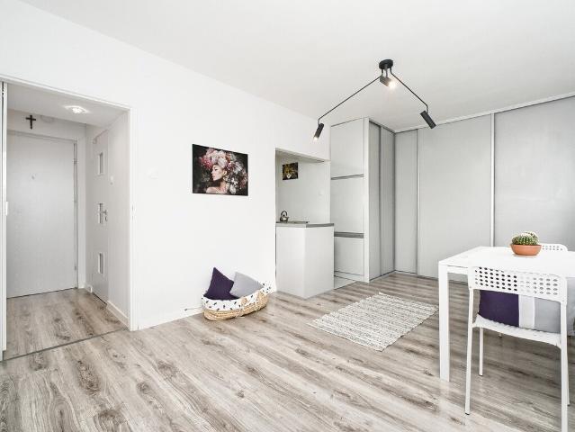 Kawalerka 24,3 m² po remoncie, winda, piwnica polecam!