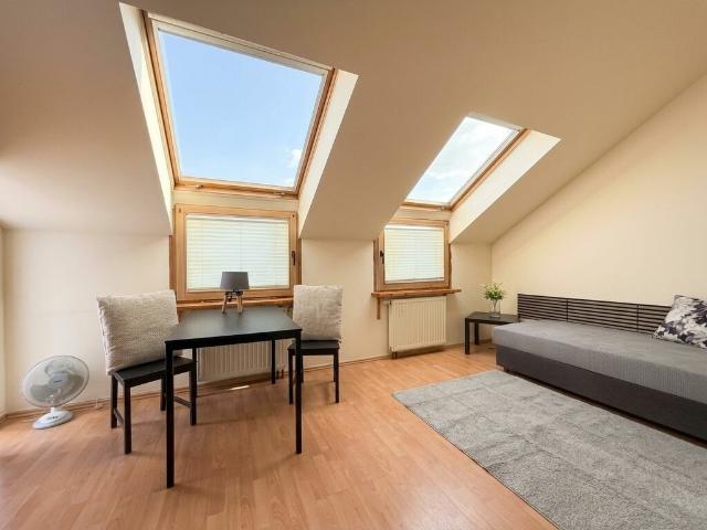 Kawalerka 28 m², bardzo wysokie, 4. piętro, studio