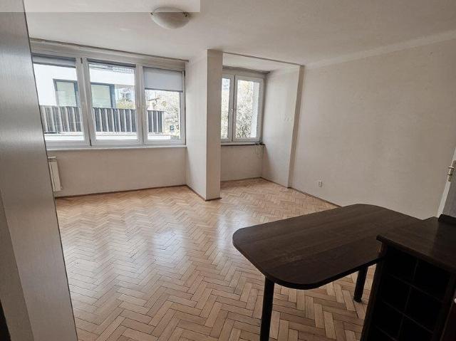 Kawalerka 30 m² na Saskiej Kępie loggia, winda, zielona okolica