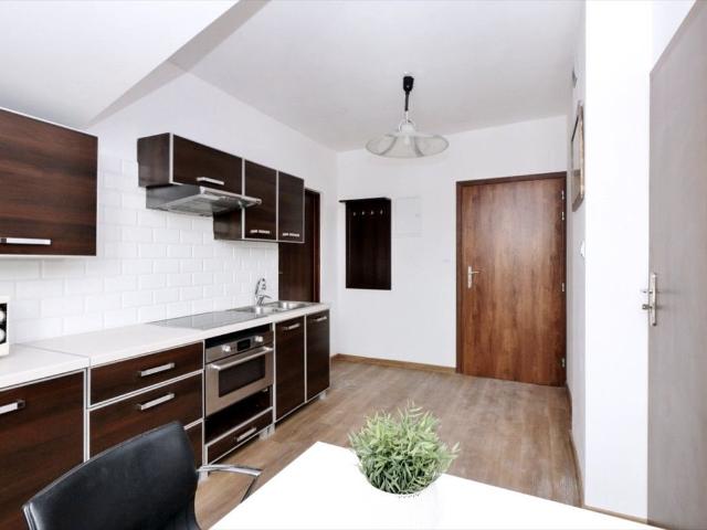 Kawalerka 30 m² po remoncie oddzielna kuchnia i umeblowanie