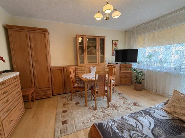 Do sprzedania przestronna kawalerka 32,8 m² z balkonem i piwnicą