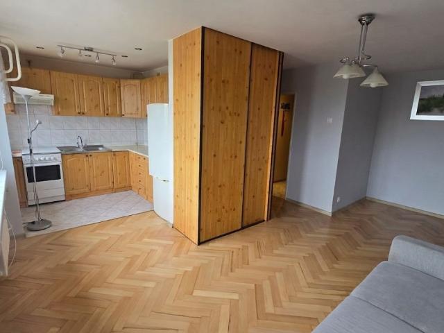 Umeblowana kawalerka z piwnicą w centrum Dąbrowy