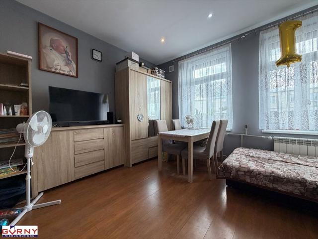 Do sprzedania kawalerka 28,4 m² w kamienicy z piwnicą i niskimi kosztami