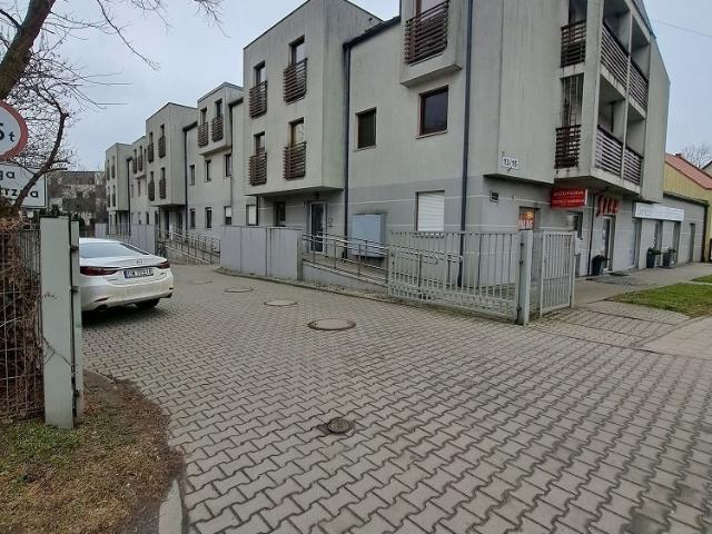 Kawalerka z tarasem, garażem i komórką w Psie Polu