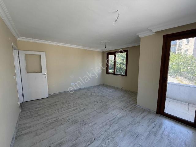 Kayışdağı Sondurak Hediye Sokak 3 Kat 2+1.80m2 Balkonlu