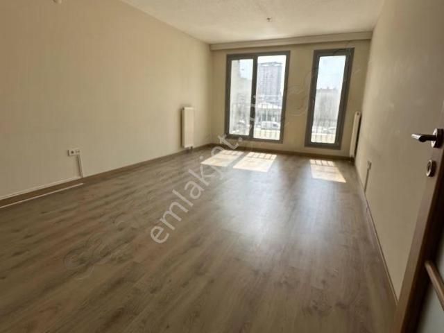 Kayaşehir 24. Bölgede Cadde Cepheli Satılık 2+1 Daire