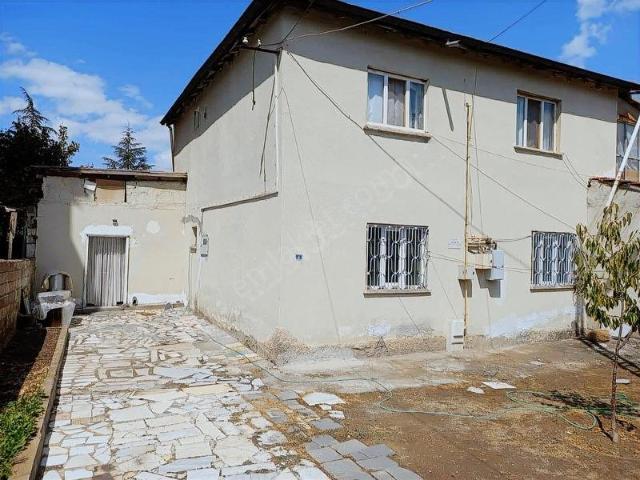 Kayabaşında Kombili İki Katlı Bakımlı Müstakil Ev