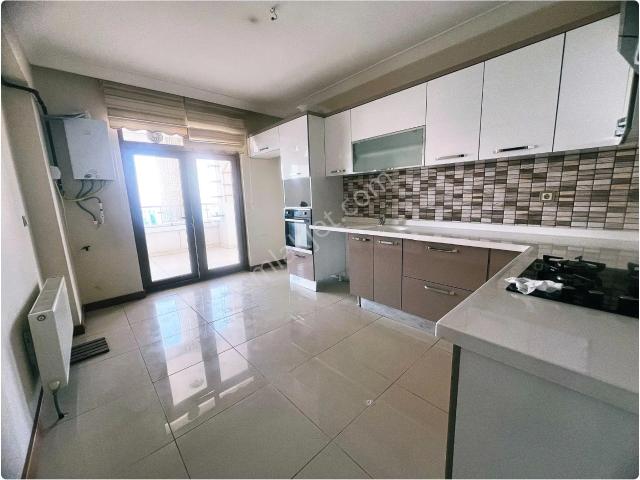 Kayalarda Erol Kaya Cadde Üstü Giyinme Odalı Kiralık 4+1 Daire